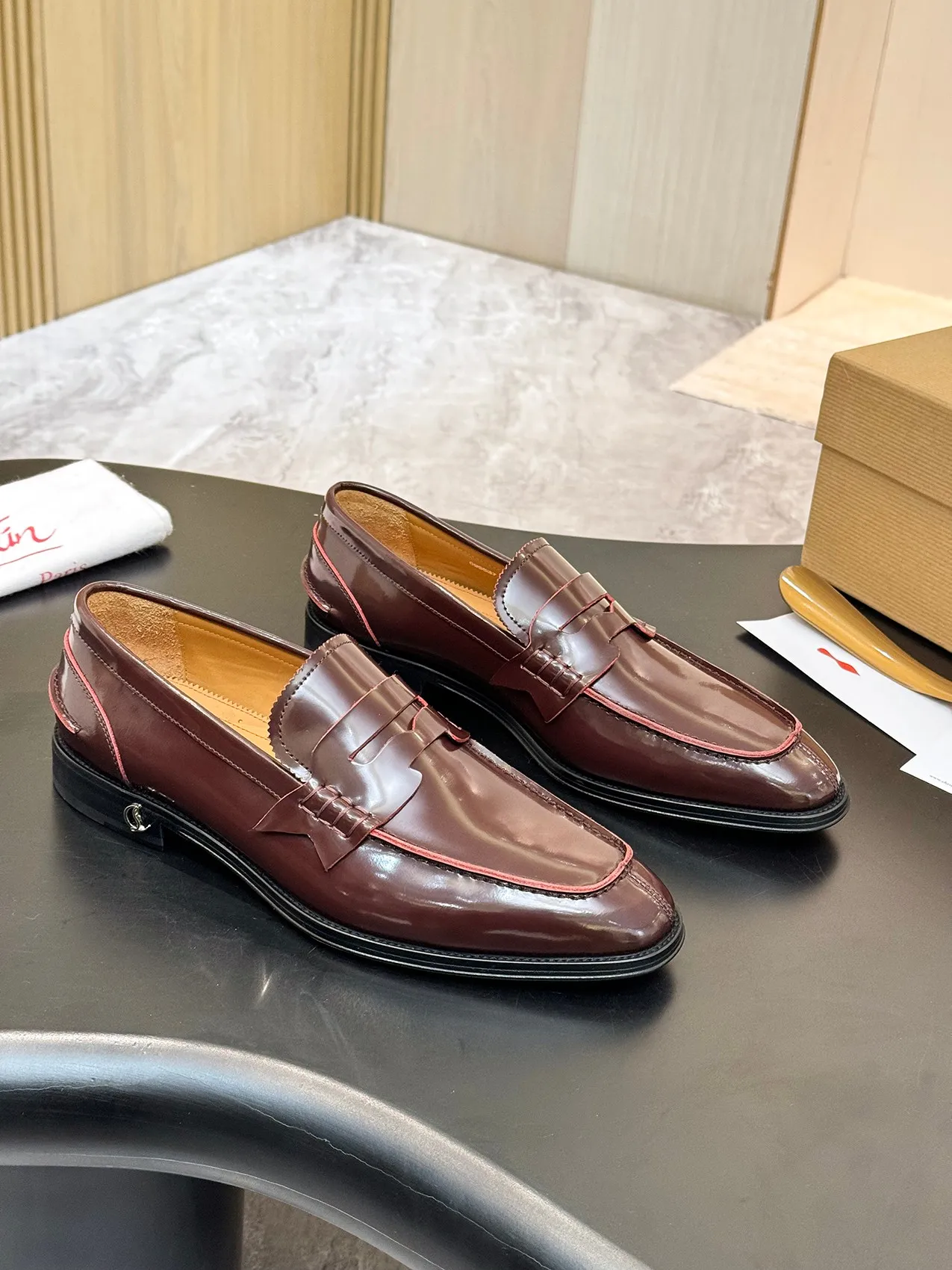 [CL red sole shoes] Top P: 1020💰 Size 39-44 (⚠️38.45.46.47 custom-made, non-returnable and non-exchangeable) 🆑High-end men's business formal leather shoes, original authentic top quality goods ••✅💯 Top original order purchasing agent! Original imported patterned cowhide ➕Imported cowhide lining ➕Cowhide feet ➕Original leather outsole~🉑️Feel free to compare the authentic ones!